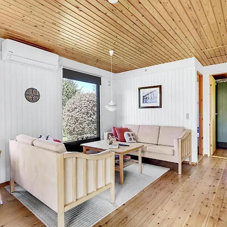 3 Bedroom Awesome In Prázdninový dům Hørve